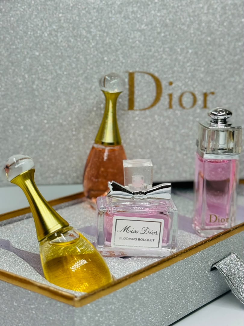 طقم عطور نسائي فاخر – لمسة أنثوية راقية